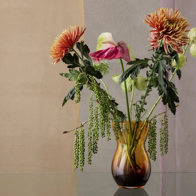 【北歐櫥窗】Holmegaard Calabas 漸層雙色花器（酒紅／琥珀、H 21cm）