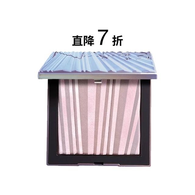 NARS 星漾幻境打亮餅，輕盈質地完美貼合肌膚，提供24小時持妝效果，輕拍即可打造自然光采與完美妝容。適合用於臉頰、鼻樑、眉骨等重點部位，提升整體膚色明亮度與立體感，讓妝容更持久、更閃亮。