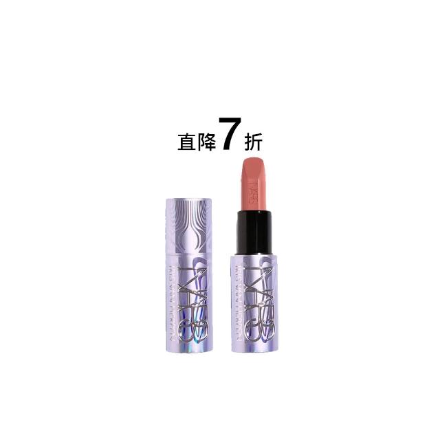 NARS 奢慾緞光唇膏以高顯色度與柔霧質地聞名，#805 RENDEZ-VOUS 神秘紅棕為經典色號，適合各種膚質，提供長效持色與豐潤潤澤感。平行輸入版本，價效比高，適合追求專櫃品質的消費者。
