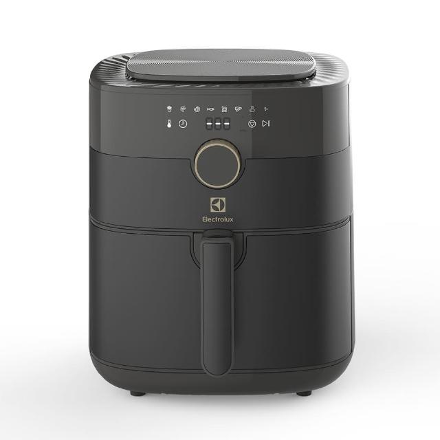 Electrolux伊萊克斯 E6AF1-520K 型號多功能家電，容量達2公升以上，適合臺灣家庭使用。尺寸297.5 x 378.3 x 350 mm，重量僅7.1 Kg，110V/60Hz電壓，消耗功率1000W以上，提供高效能烹煮體驗。產地中國，享1年保固，並具BSMI許可字號 CI339064281722，品質保證，完美結合實用與耐用，是您廚房不可或缺的電器好夥伴。