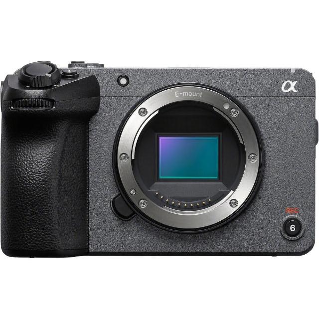 SONY 索尼 ILME-FX30 為 APS-C 片幅微單眼相機，搭載 26MP BSI CMOS 高感光背照式影像感測器，有效畫素達 2001 萬 ~ 3000 萬，ISO 範圍最高 25600 以上，適合專業電影錄影與攝影。配備 3.0 吋以上翻轉式螢幕，無觀景窗但視野率 100%，最快快門速度 1/8000 秒，儲存媒介支援 SD/SDHC/SDXC。機身尺寸 129.7 x 77.8 x 84.5 mm，重量僅 562g（不含電池），輕巧便攜。公司貨提供 24 個月保固，完美選擇給創作者與攝影愛好者。