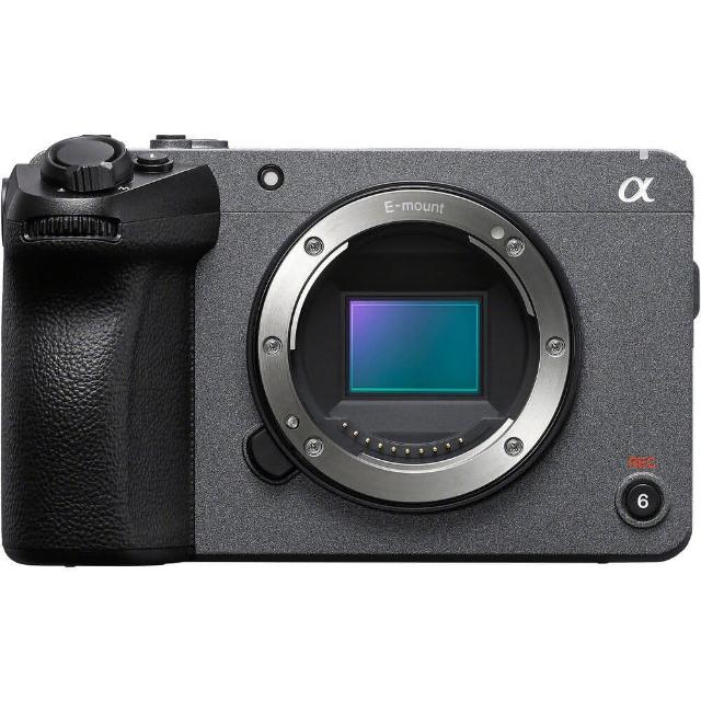 SONY 索尼 ILME-FX30 為 APS-C 片幅微單眼相機，搭載 26MP BSI CMOS 高感光背照式影像感測器，有效畫素達 2001 萬 ~ 3000 萬，ISO 範圍最高 25600 以上，適合專業電影錄影與攝影。配備 3.0 吋以上翻轉式螢幕，無觀景窗但視野率 100%，最快快門速度 1/8000 秒，儲存媒介支援 SD/SDHC/SDXC。機身尺寸 129.7 x 77.8 x 84.5 mm，重量僅 562g（不含電池），輕巧便攜。公司貨提供 24 個月保固，完美選擇給創作者與攝影愛好者。