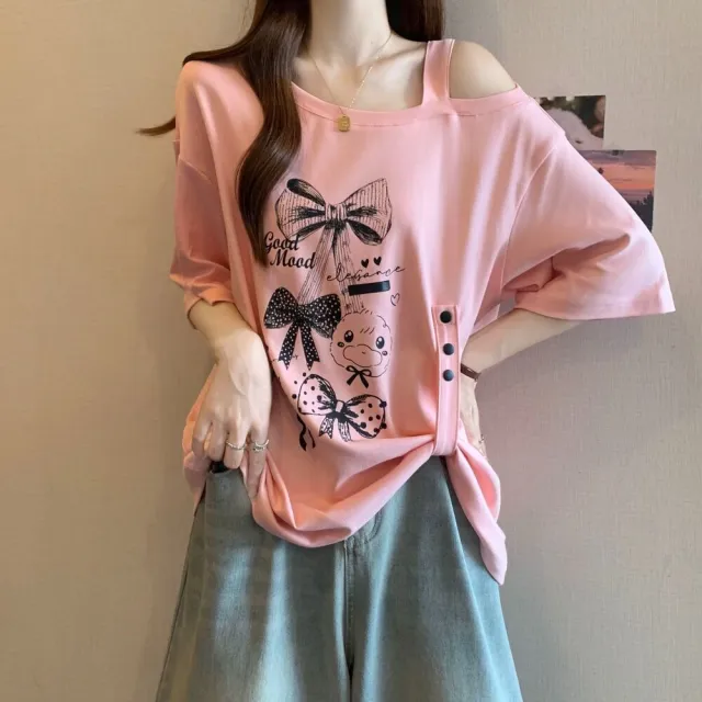【AKARA】美式塗鴉露肩斜領肩帶T恤五分袖上衣 女裝 中大尺碼 S-2XL