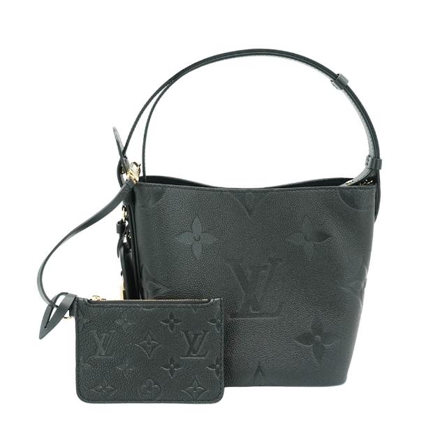 路易威登 M13480 經典 All In BB 系列壓花粒面牛皮手提斜揹包，黑色設計搭配數字與英文字母圖案，展現歐系精品風格。來自百貨專櫃，適合女性日常出勤與休閒搭配，經典時尚，質感優異。