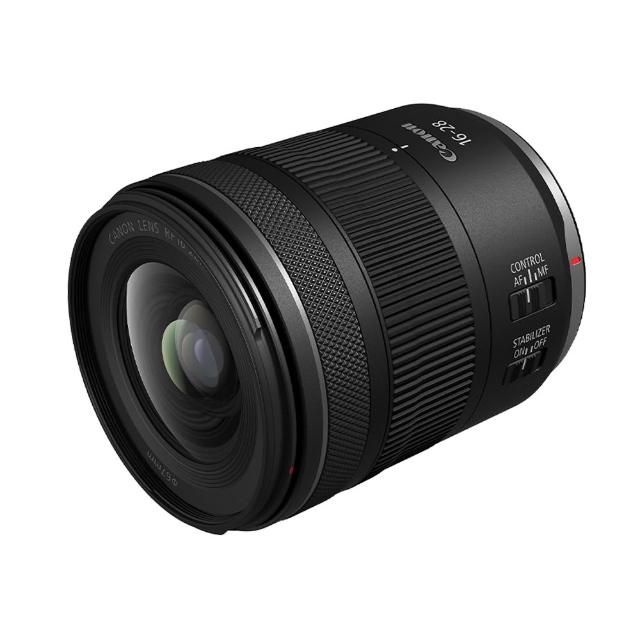 Canon 佳能 RF 28mm F2.8 STM 是一款輕巧的廣角定焦鏡頭，採用 RF 接環設計，完美適用於 EOS R 系列無反相機。最大光圈 F2.8，提供優異低光表現與淺景深效果；鏡片組為 9 組 7 片，確保影像銳利細膩。視角約 75°，適合風景、旅遊與街拍攝影；最小對焦距離 0.17m，放大倍率 0.17 倍。濾鏡尺寸 55mm，直徑 x 鏡長約 69.2 × 24.7mm (縮回時)，重量僅 120g，便於攜帶。配備 STM 步進馬達，實現安靜快速對焦。12 個月保固，公司貨正品，理想的入門廣角鏡選擇。
