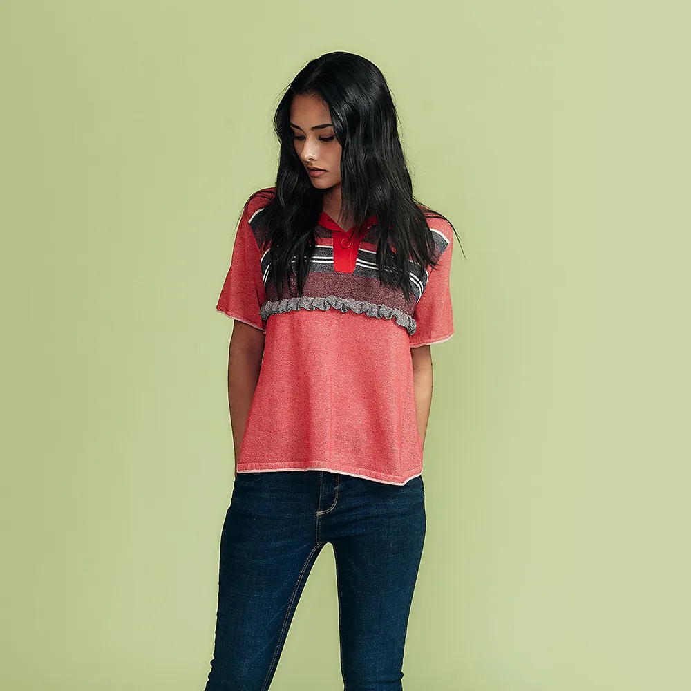 【ICHE 衣哲】Cop.Copine 紅漾晨曦．條紋荷葉領Polo造型針織上衣(兩色)