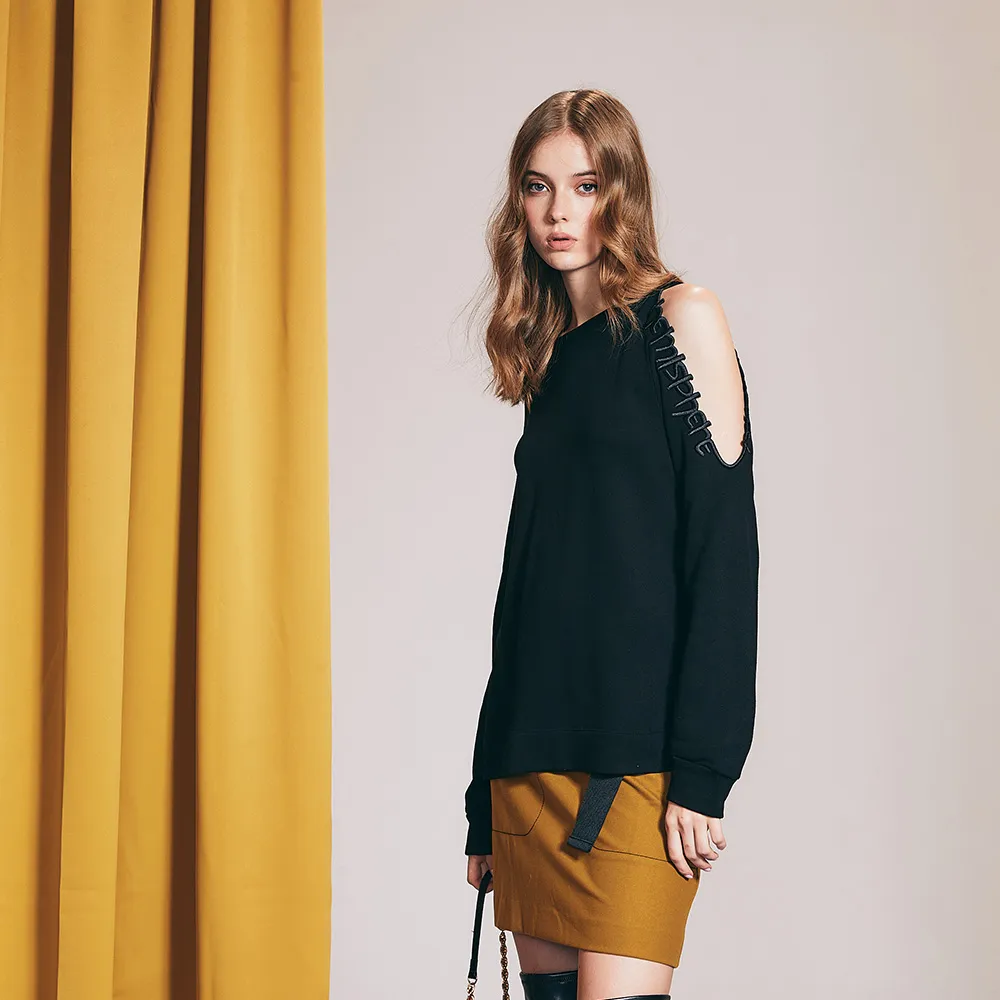 【ICHE 衣哲】Cop.Copine 法國原裝進口字母露肩造型T恤-知識黑