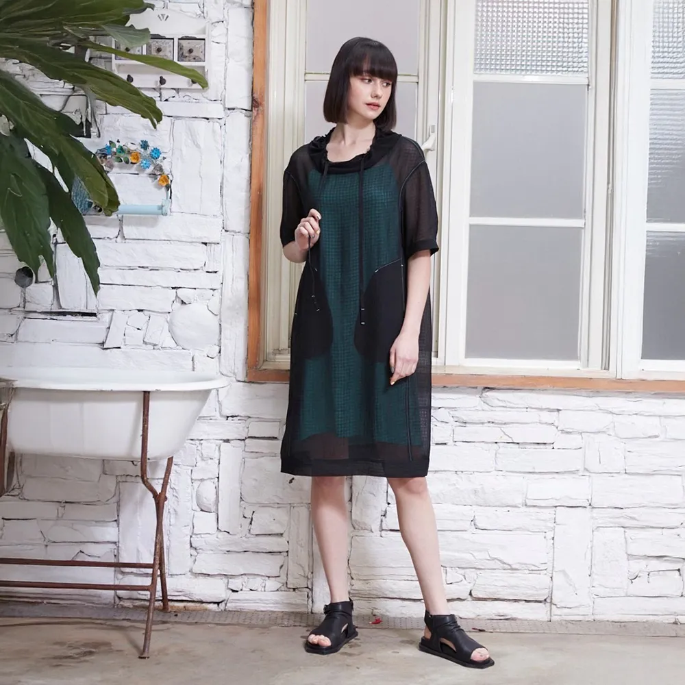 【ICHE 衣哲】Cop.Copine 法國原裝進口黑紗連帽拼接休閒洋裝
