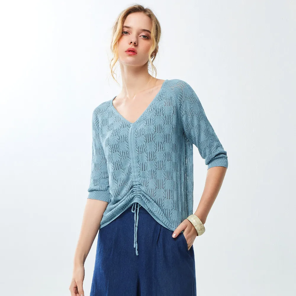 【MON’S】V領緹花簍空造形針上衣(直)