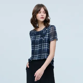 【ILEY 伊蕾】不對稱領片格紋上衣(深藍；L-3L；1262181135)