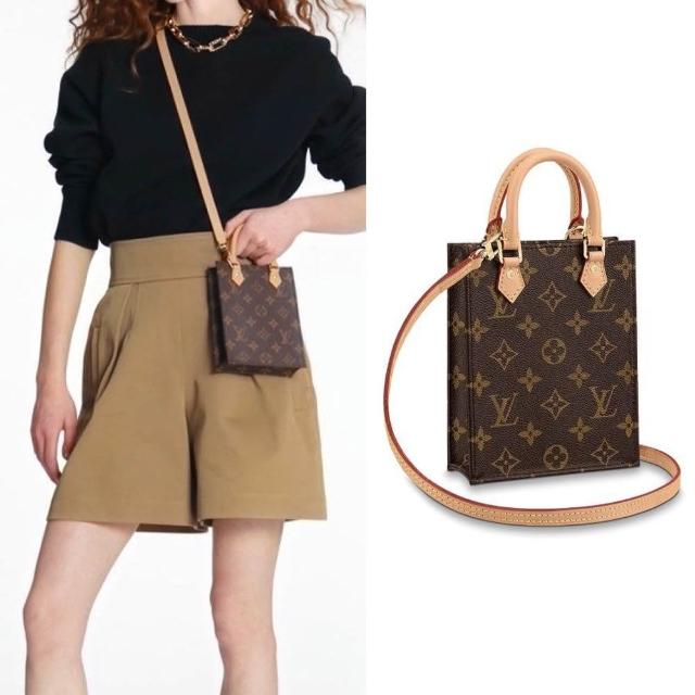 LV LOUIS VUITTON路易威登 M69442 經典 PETIT SAC PLAT 系列帆布手提/斜背包 LV 路易威登 PETIT SAC PLAT 系列帆布手提斜揹包,咖啡色系設計,採用高質牛皮與帆布製作,內附1個內袋與原廠防塵套,背帶全長111cm,輕便實用,適合女性日常使用。