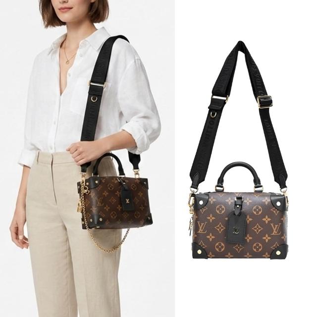 LV LOUIS VUITTON路易威登 M45571 Petite Malle Souple 帆布復古行李箱造型斜肩背包 精緻復古設計的 LV Petite Malle Souple 斜肩揹包,採用高品質帆布與皮革材質,完美融合經典與時尚風格,適合女性日常出勤與休閒場合。黑色與棕色/咖啡色選擇多樣,簡約素面與數字英文字母圖案增添個性魅力,是歐系精品包款的首選。