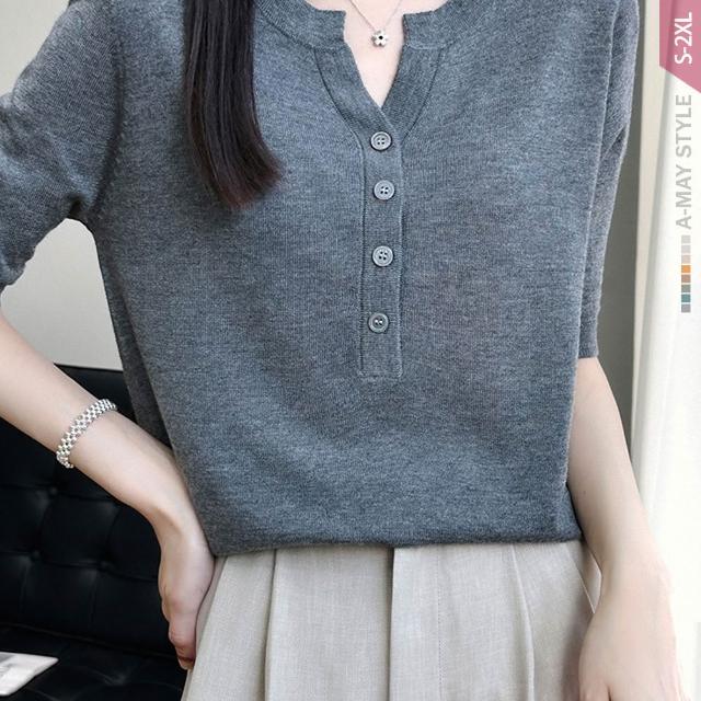 【Amay Style 艾美時尚】中大尺碼女裝 針織衫 簡約優雅V領排釦五分袖針織上衣。S-2XL(8色.預購)