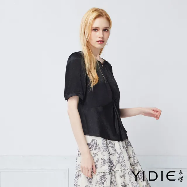 【YIDIE】光澤感扭結串珠修身上衣-黑