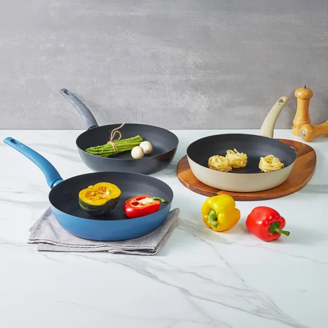 【CorelleBrands 康寧餐具】WORLD KITCHEN 平煎拿鐵鍋28cm(三色任選-台灣製造)