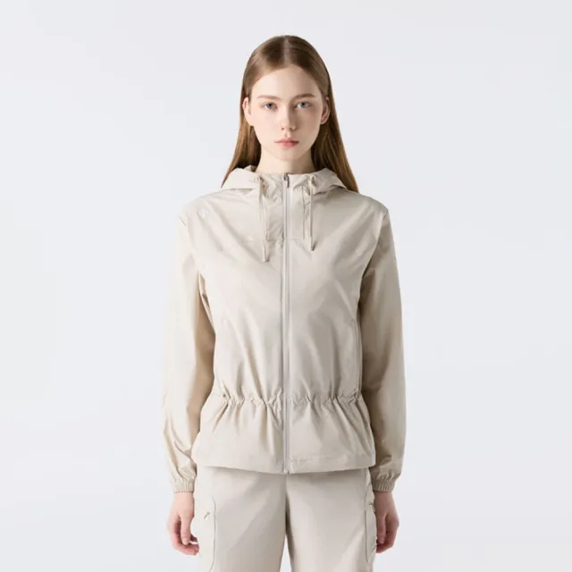【DESCENTE】外套 女 運動連帽外套快排 WOMEN DRAWSTRING WIND BREAKER 米 SR122PWB21-BEIG