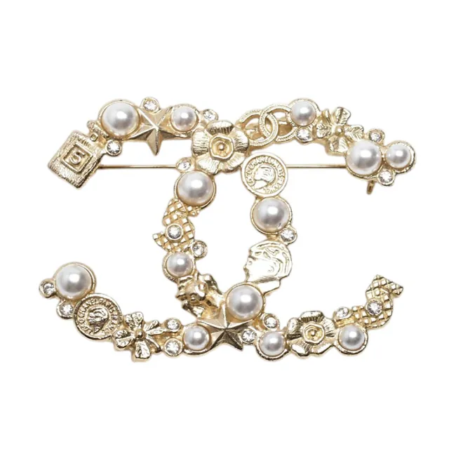 【CHANEL 香奈兒】經典雙C LOGO復古金屬珍珠經典標誌胸針(香檳金)
