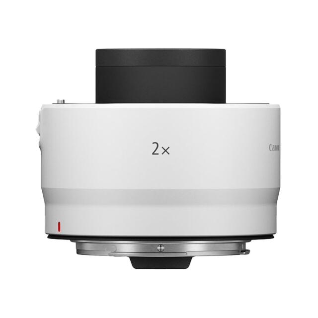 Canon佳能 Extender RF 2x Canon 佳能 Extender RF 2x 是專為 RF 接環鏡頭設計的 2 倍延長鏡,能輕鬆將焦距放大 2 倍,提升野生動物和運動攝影的捕捉能力。光學效能優異,維持高畫質與自動對焦,支援 EOS R5、R6 等機型,完美適用於專業攝影師需求。
