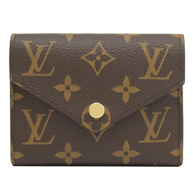 LV LOUIS VUITTON 路易威登 M62360 Victorine 系列經典 Monogram 原花三折暗釦短夾，採用高質感帆布與牛皮內層打造，卡其色系與咖啡色系選擇多樣，適合日常搭配。原廠紙盒與防塵袋齊全，尺寸為12x9.5x2.5公分，內有9個夾層與1個內袋，為女性設計的實用與時尚兼具的手提包。