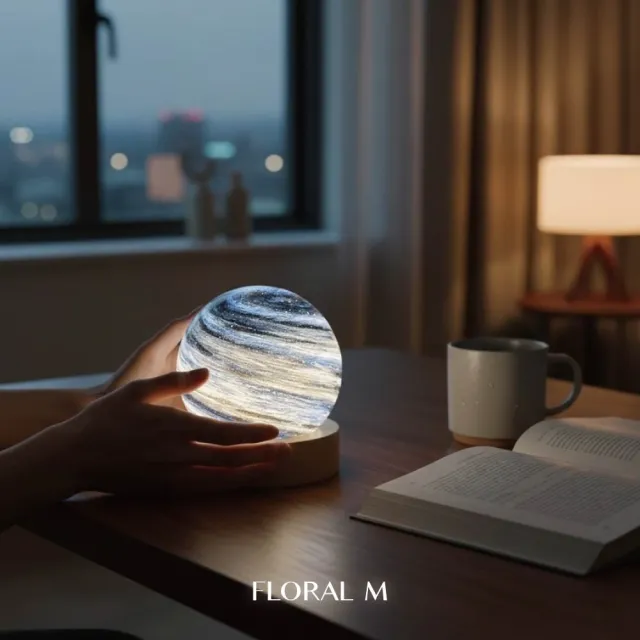 【Floral M】宇宙晚安星球小夜燈（浪漫氛圍燈/療癒光影/送禮首選)