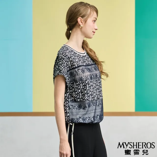 【MYSHEROS 蜜雪兒】天絲造型上衣 滿版幾何印花 運動風彈性條紋(深藍)