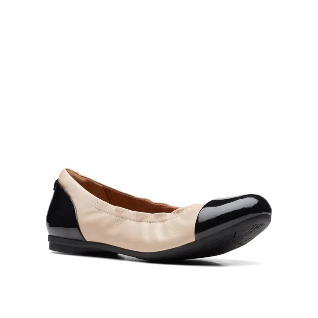 【Clarks】女鞋 Rena Jazz真皮鬆緊帶抓皺設計平底鞋 娃娃鞋 (淺沙色)(CLF70593C)