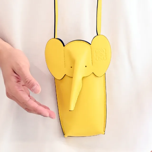 【LOEWE 羅威】Elephant Pocket 品牌招福療癒大象造型小牛皮手機包斜背包(黃)