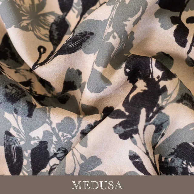 【MEDUSA 曼度莎】現貨-古典印花V型荷葉領雪紡上衣（M-2L）｜雪紡上衣 荷葉領上衣 氣質穿搭