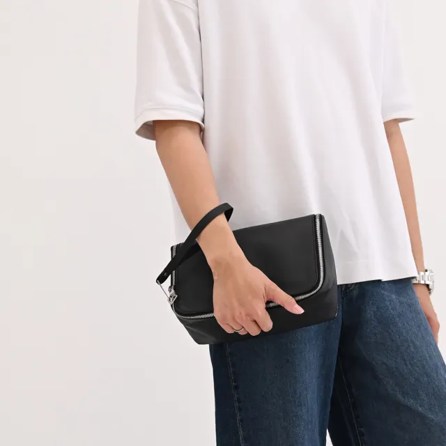 【BOTTEGA VENETA 寶緹嘉】簡約立體三角造型小牛皮大容量手拿包萬用包(黑)
