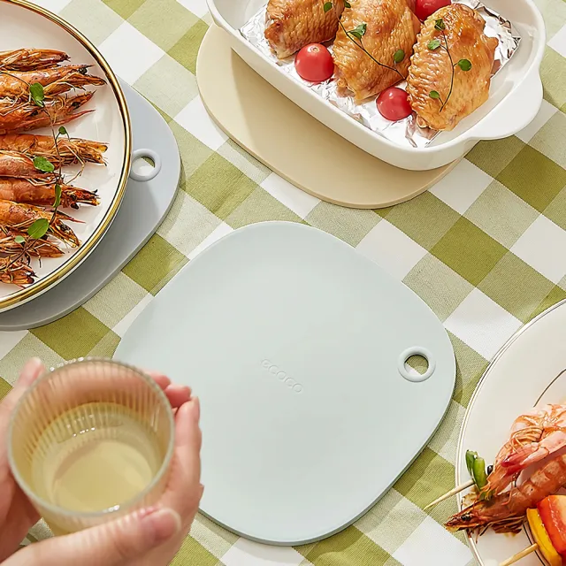 【ecoco】4入 莫蘭迪矽膠隔熱墊 平滑易清洗 食品級安全防燙耐熱 防水止滑墊 掛式廚房鍋墊杯墊餐墊