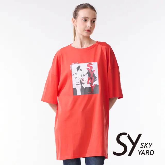 【SKY YARD】網路限定款-拉克蘭印花長版T恤短袖上衣-紅色