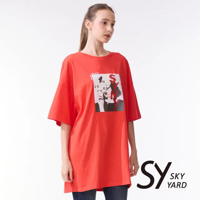 【SKY YARD】網路限定款-拉克蘭印花長版T恤短袖上衣-紅色