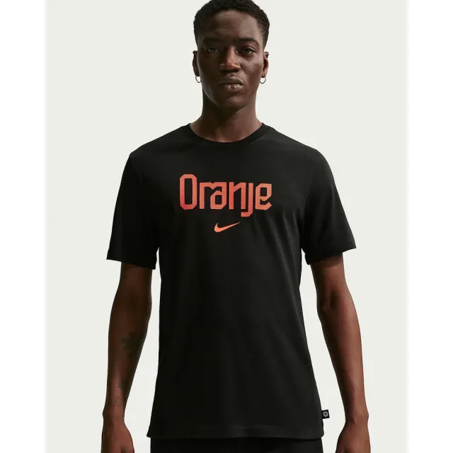 【NIKE 耐吉】短袖上衣 男 KNVB M NK WRDMRK TEE T恤 足球 世界盃 荷蘭隊 黑 (IH2190010)