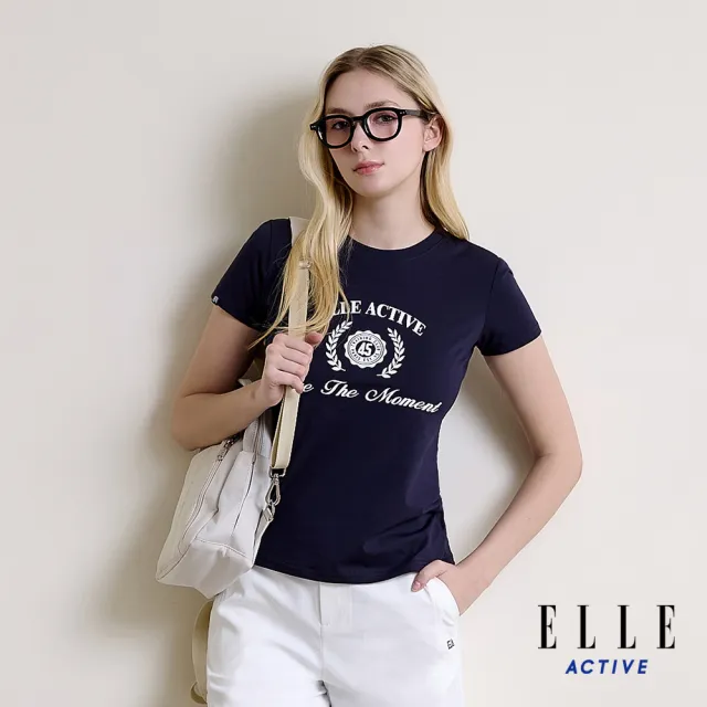【ELLE ACTIVE】女款 復古徽章印花圓領短袖T恤-深藍色(EA26S5W1605-39)