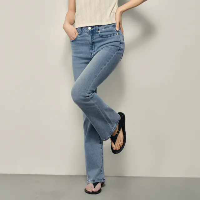 【GIORDANO 佐丹奴】韓系選品 女裝水洗中低腰微喇叭牛仔褲(62 中藍)
