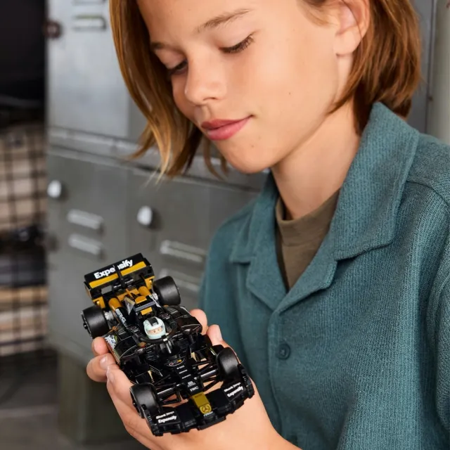 【LEGO 樂高】極速賽車系列 77252 《F1 電影》APXGP 車隊賽車(賽車模型 居家擺設 積木 玩具)