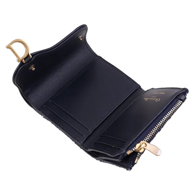 【Dior 迪奧】Saddle Lotus 品牌吊飾牛皮緹花拼接三折零錢短夾(深藍)