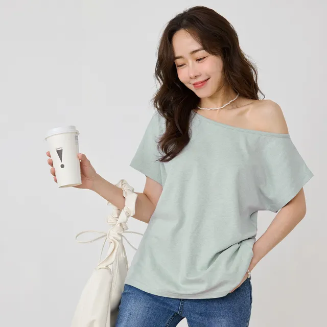 【OB 嚴選】純色側抓褶斜肩短袖上衣 《AB21398-》 適 M~XL