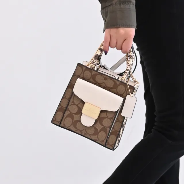 【COACH】MINI PEPPER 金屬方塊馬車LOGO蛇紋飾邊迷你手提兩用包(駝白)