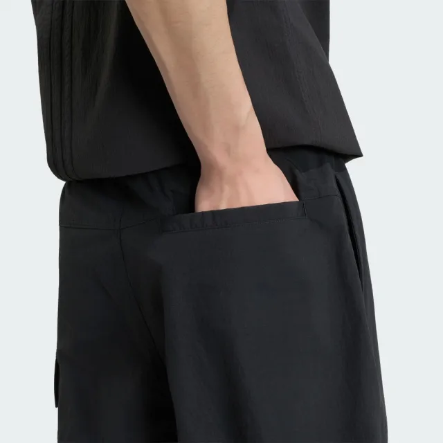 【adidas 愛迪達】MUSTHAVES 工裝風運動短褲 男 KW3375