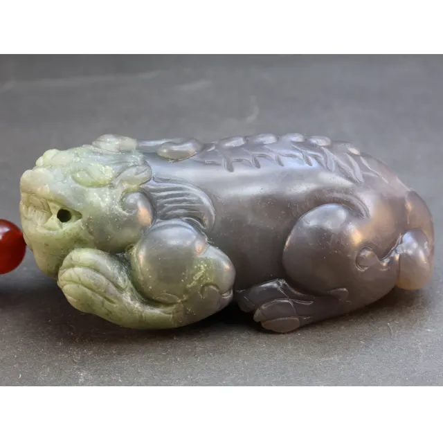 【巧藝坊】天然和田玉 帶翠貔貅 文鎮 紙鎮 帶原皮原石 家有貔貅 一生無憂 手把件(附鑑定證卡)