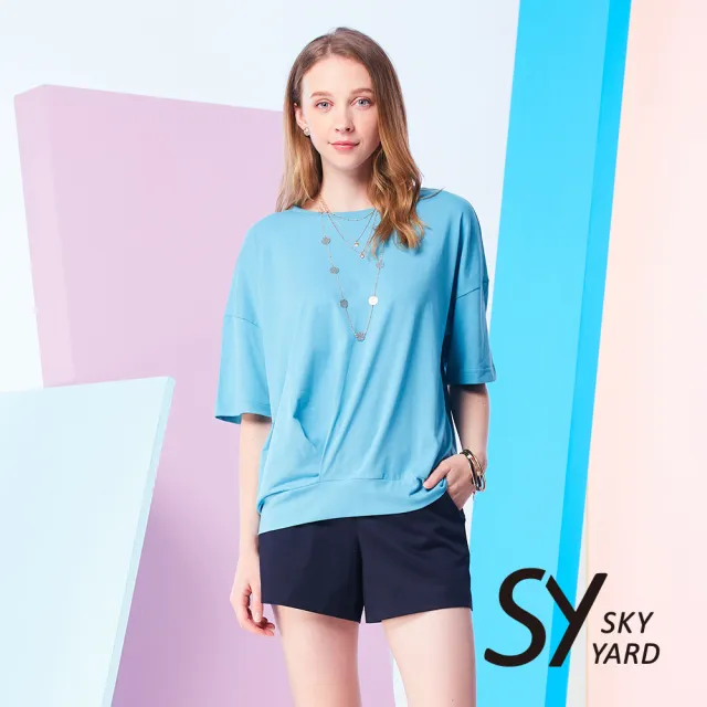 【SKY YARD】網路限定款-簡約素面落肩圓領下擺壓褶上衣-藍色