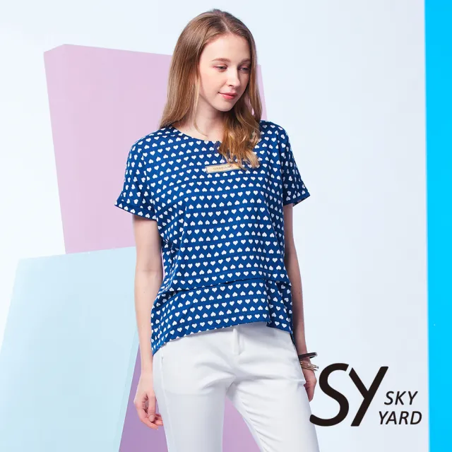 【SKY YARD】網路限定款-雙層下擺剪裁滿版愛心印圖上衣-深藍色