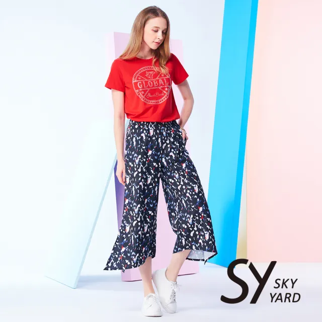 【SKY YARD】網路限定款-飄逸印花斜邊剪裁寬口褲-深藍