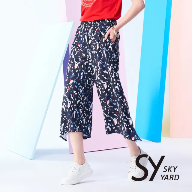 【SKY YARD】網路限定款-飄逸印花斜邊剪裁寬口褲-深藍