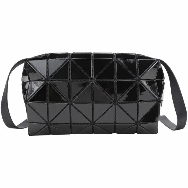 【ISSEY MIYAKE 三宅一生】BAOBAO CARTON 4x6 亮面幾何斜背枕頭包(黑色)