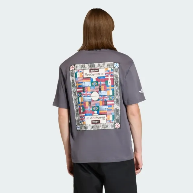 【adidas 愛迪達】Flag Gfx Ss T 男 T恤 運動上衣 休閒短袖 灰紫 純棉 背部印花(KD1429)