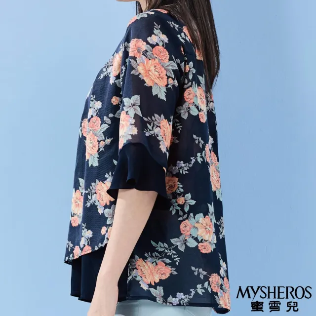 【MYSHEROS 蜜雪兒】雪紡五分袖拼接上衣 荷葉小立V領 滿版印花 雙層下擺(深藍)