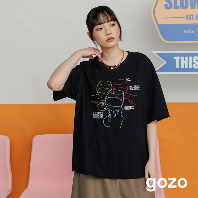 【gozo】MOMO獨家款★限量開賣 週末敲敲杯涼感落肩T恤(黑色/白色)