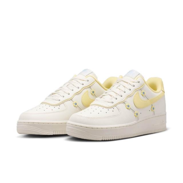 【NIKE 耐吉】運動鞋 休閒鞋 女鞋 WMNS AIR FORCE 1 07 LX AF1 板鞋 經典 小花 黃白 (IW2348170)
